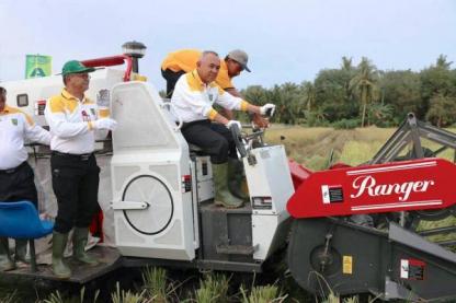 Pengoperasian Mesin Pemanen Padi ( Combine Tracktor )
